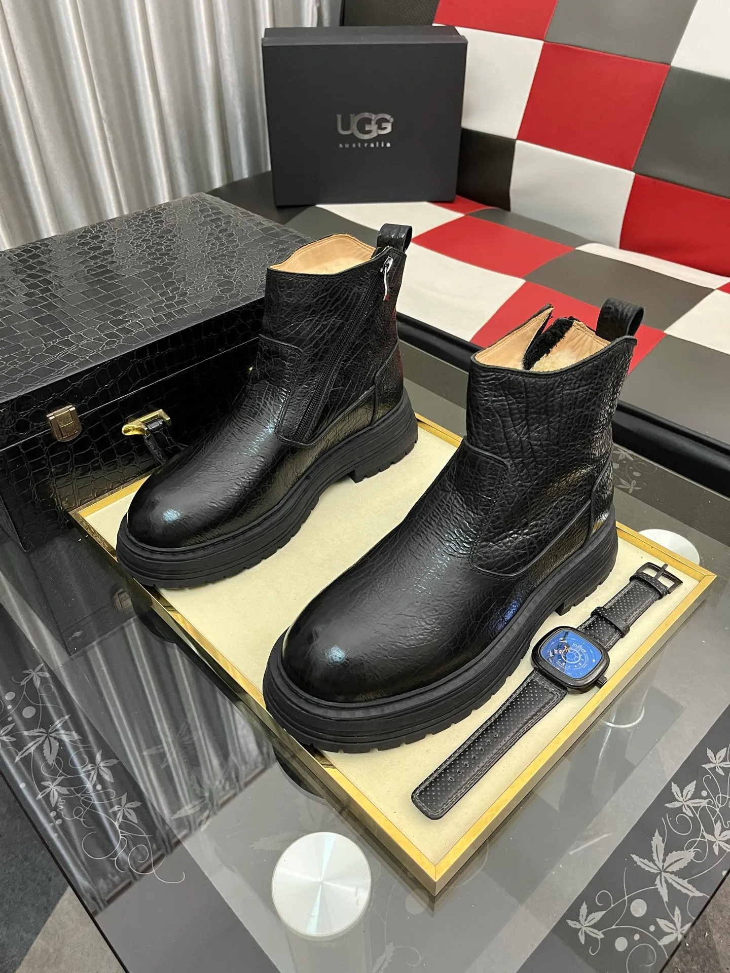 Ex-factory price: 680⌚️⌚️Thick wool imported from Australia Brand: UGG genuine purchasing agent Size: 39-44 (45 customized) Grade: Official website 1:1 Material: First layer of genuine leather waterproof and antifreeze upper Real wool lining Original non-slip and wear-resistant outsole Style category: Men's casual shoes Trendy style Comfortable on the feet Color: Official website color synchronization